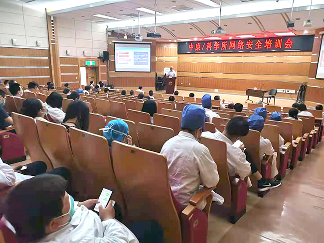 图为现场培训聆听